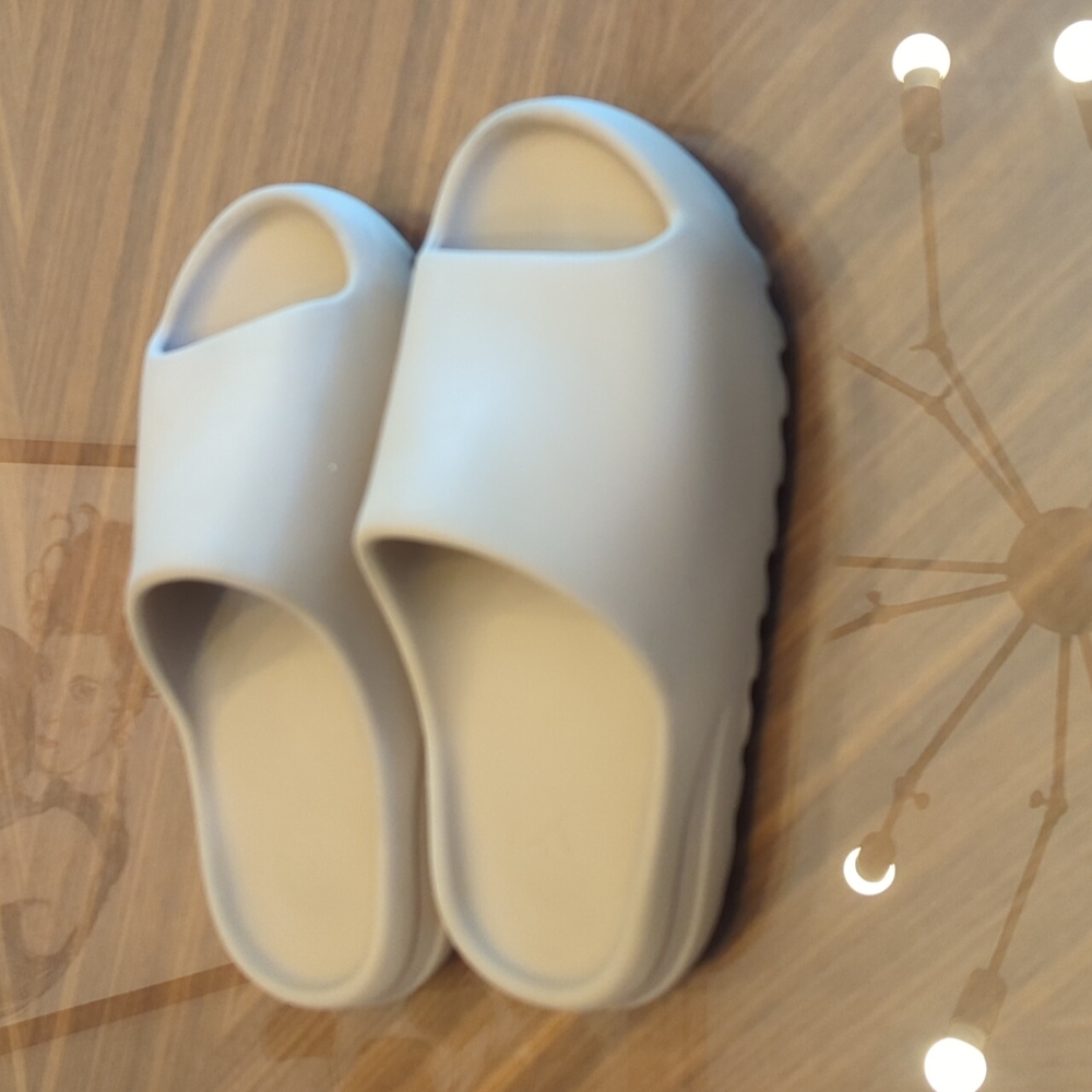 Yeezy slide pure